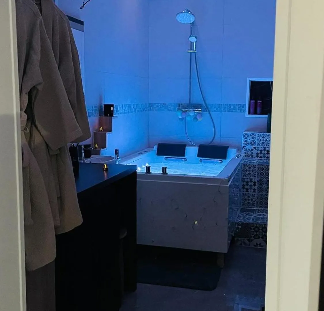 Apartment In Paris With Jaccuzzi 0*,
