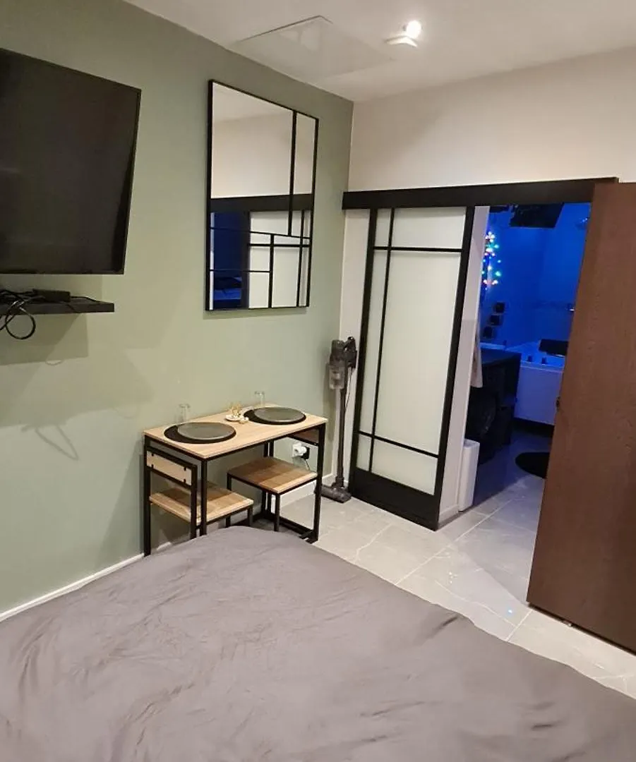 Apartment In Paris With Jaccuzzi